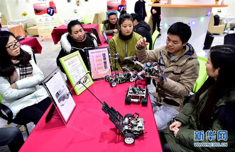 高擎習(xí)近平新時(shí)代中國(guó)特色社會(huì)主義思想偉大旗幟——中國(guó)共產(chǎn)黨第十九次全國(guó)代表大會(huì)巡禮