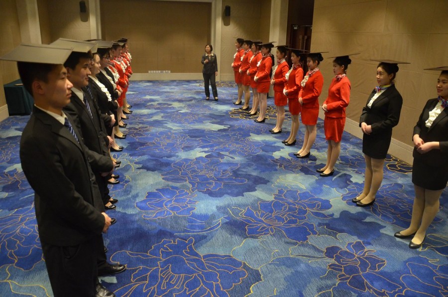 美女志愿者刻苦訓練迎兩會 儀態力求完美