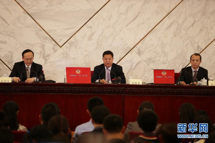 2014兩會(huì)首場(chǎng)發(fā)布會(huì)記者表情：“拍照神器”