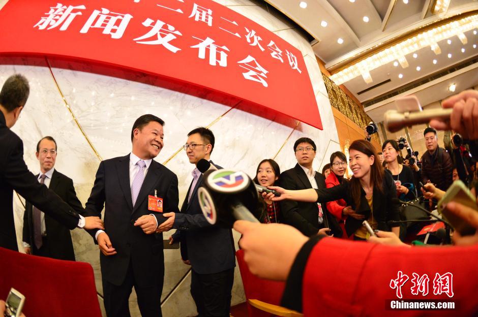 2014兩會(huì)首場(chǎng)發(fā)布會(huì)記者表情:“拍照神器”