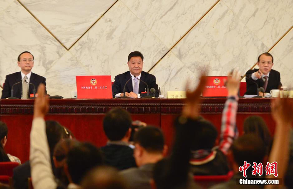 2014兩會(huì)首場(chǎng)發(fā)布會(huì)記者表情：“拍照神器”