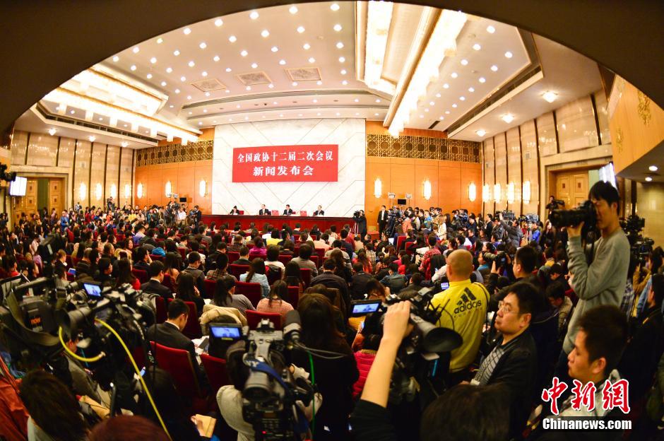 2014兩會(huì)首場(chǎng)發(fā)布會(huì)記者表情：“拍照神器”