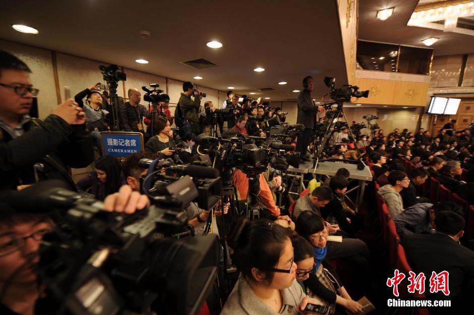 2014兩會首場發(fā)布會記者表情：“拍照神器”