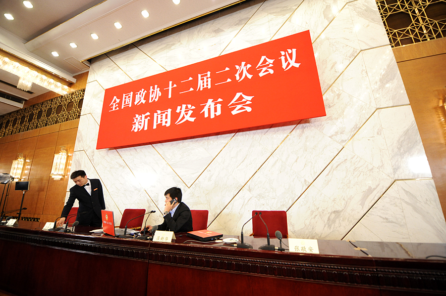 2014兩會(huì)首場(chǎng)發(fā)布會(huì)記者表情：“拍照神器”