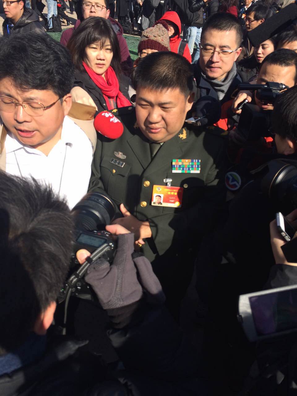 2015政協(xié)會(huì)議開幕：明星委員遭媒體圍堵