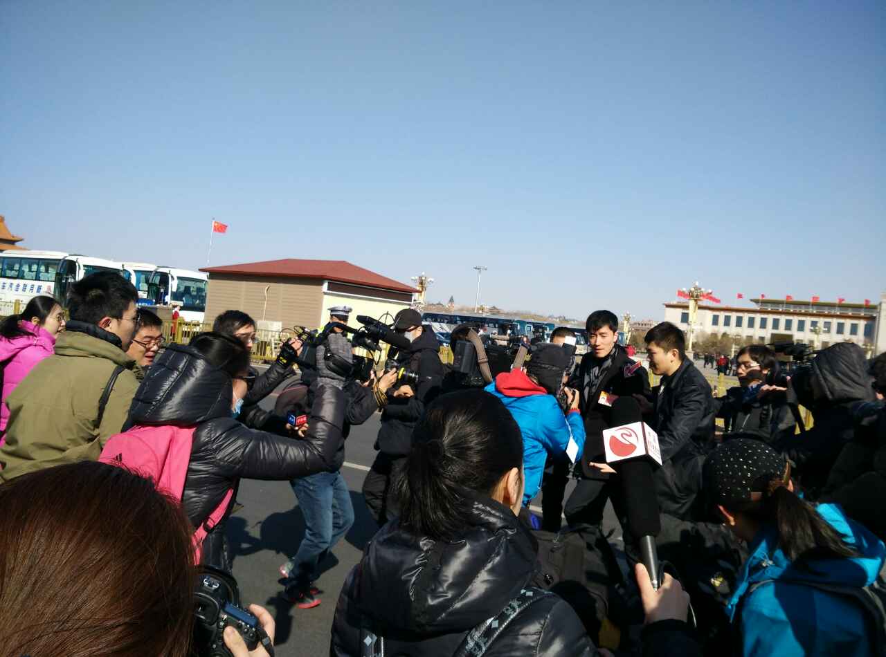 2015政協(xié)會議開幕：明星委員遭媒體圍堵