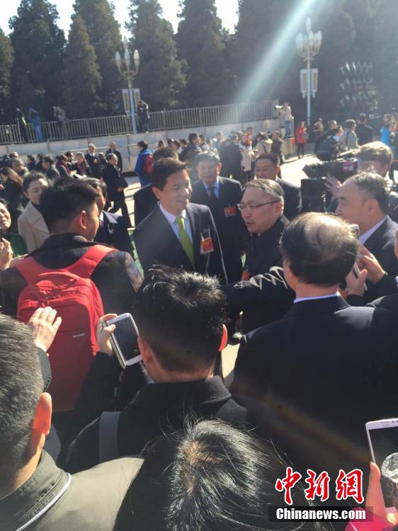 全國(guó)政協(xié)十二屆三次會(huì)議在北京開幕