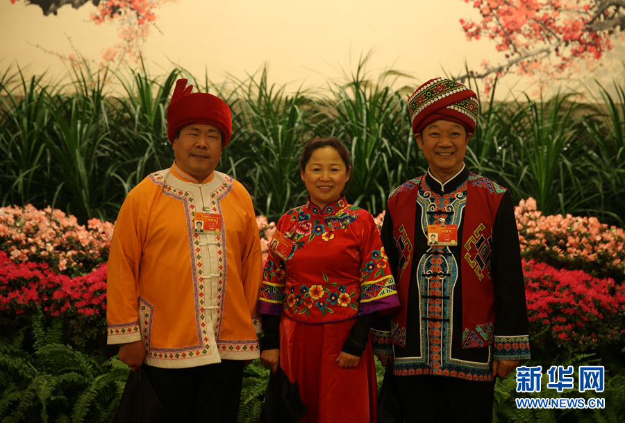 代表身著民族服裝出席人大開幕會