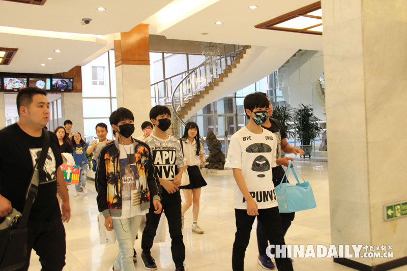 TFBOYS參加央視六一晚會錄制 并為中國日報35周年獻祝福