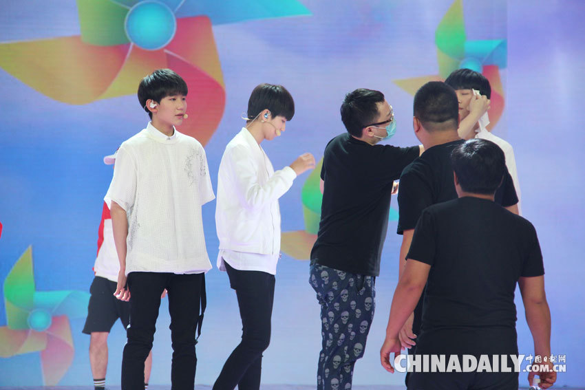 TFBOYS參加央視六一晚會錄制 并為中國日報35周年獻祝福