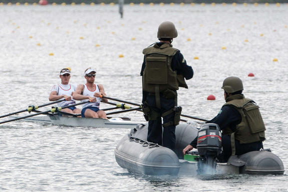 各國賽艇隊積極備戰 士兵在側確保安全