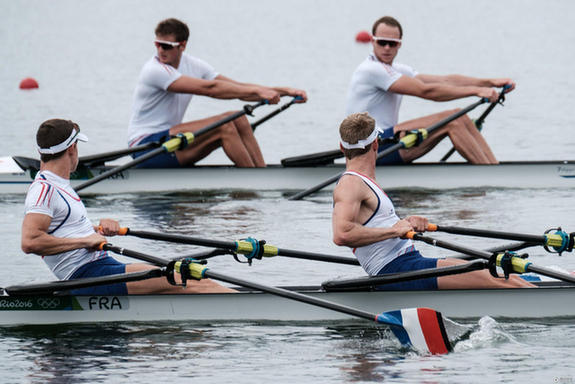 各國賽艇隊積極備戰 士兵在側確保安全