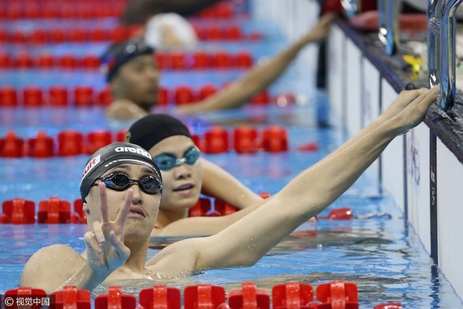 游泳健將賽前訓練 水中自拍輕松備戰
