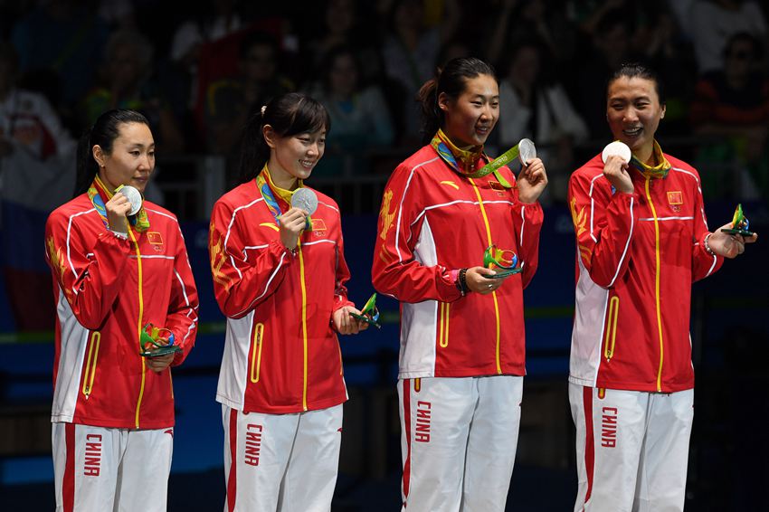 組圖：中國(guó)女子重劍隊(duì)衛(wèi)冕失敗 摘得銀牌