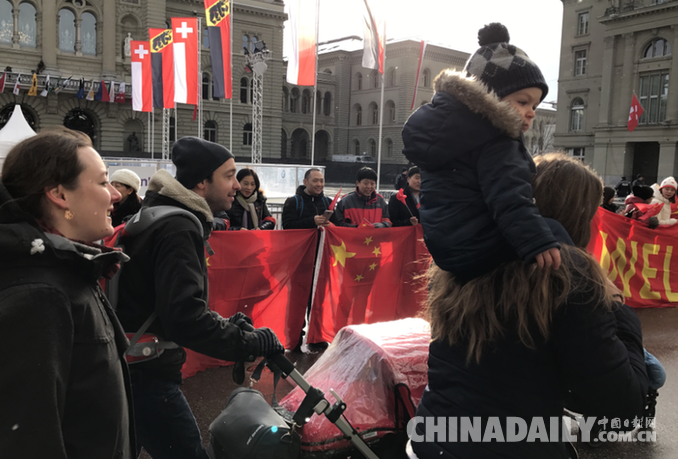 習(xí)近平抵達(dá)瑞士聯(lián)邦進(jìn)行國(guó)事訪問(wèn) 當(dāng)?shù)厝A人華僑熱情迎接