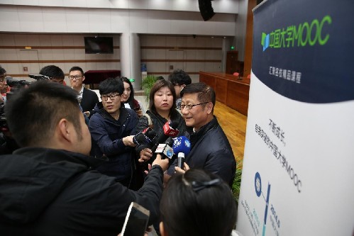 兩會(huì)代表委員建議:用“互聯(lián)網(wǎng)+”手段加速教育資源普惠化