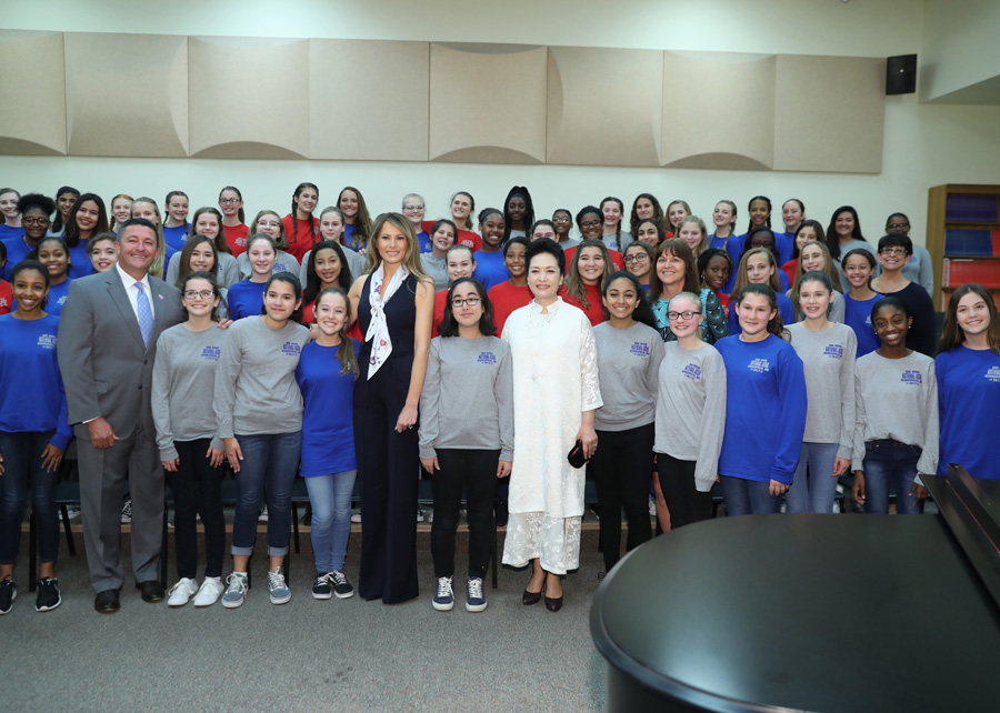 彭麗媛參觀巴克藝術(shù)中學(xué)