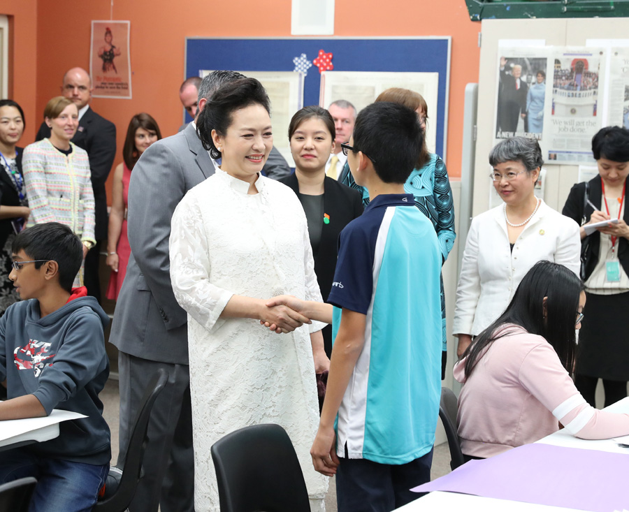彭麗媛參觀巴克藝術(shù)中學(xué)