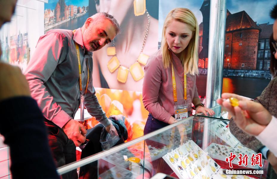 進博會好貨“扎堆”消費者爭相“淘貨”