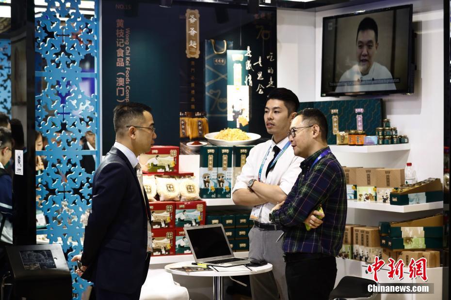 首屆進博會 價值3000萬粉色鉆石珠寶鞋“春燦”亮相