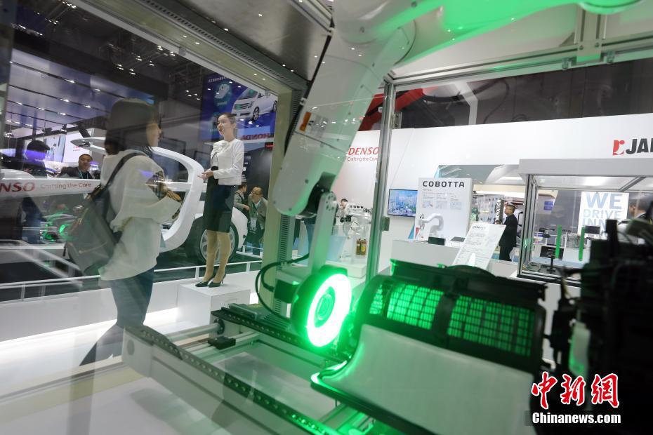 首屆進博會 參觀者用VR觀看汽車產品介紹