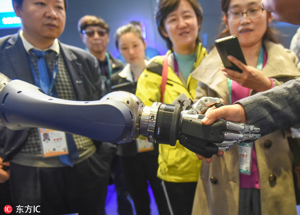 進(jìn)博會上的黑科技 你好！機(jī)械手