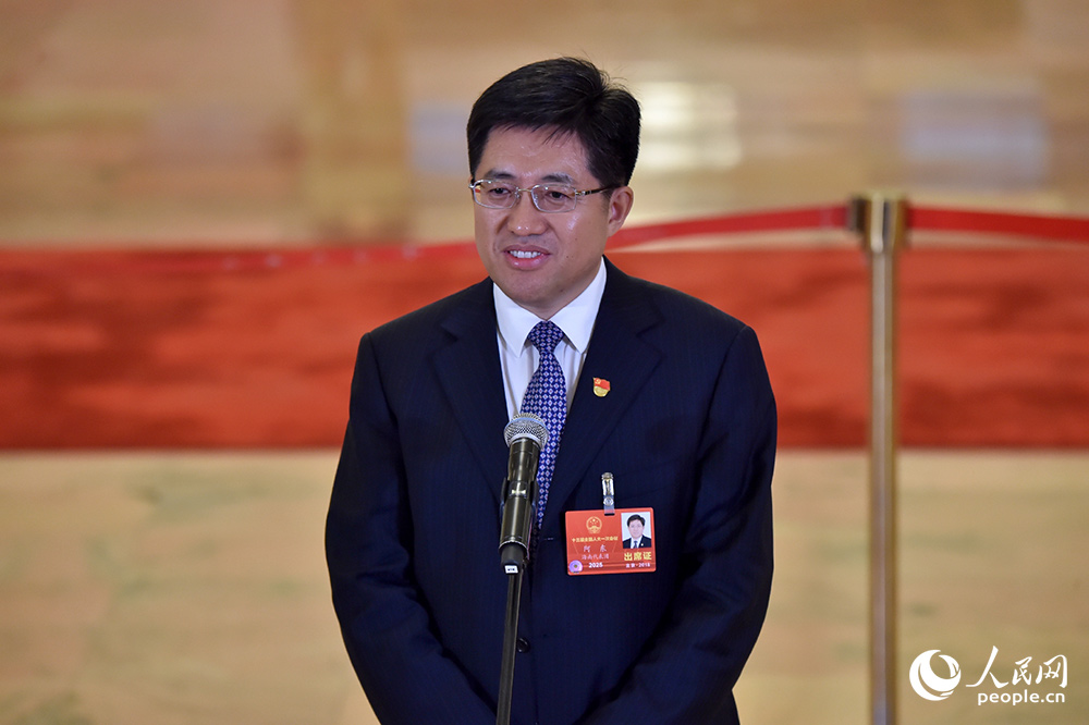 第四場“代表通道”開啟：全國人大代表接受采訪