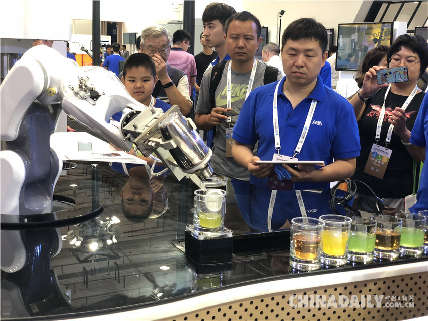 高顏值+神技能！一大波機(jī)器人“明星”亮相2018世界機(jī)器人大會