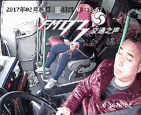 大巴司機閉眼開車 “夢游”20秒出車禍致1亡