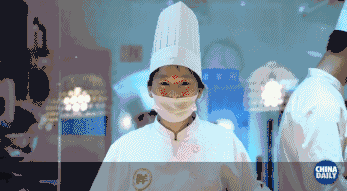 【學(xué)中文懂中國】英國小哥有點飄了，都敢和中國小姐姐比賽包餃子了！