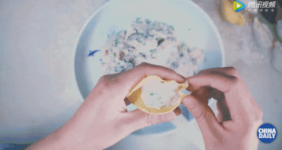 【學(xué)中文懂中國】英國小哥有點飄了，都敢和中國小姐姐比賽包餃子了！