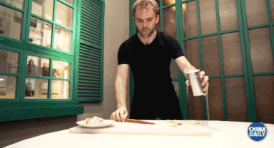 【學(xué)中文懂中國】英國小哥有點飄了，都敢和中國小姐姐比賽包餃子了！