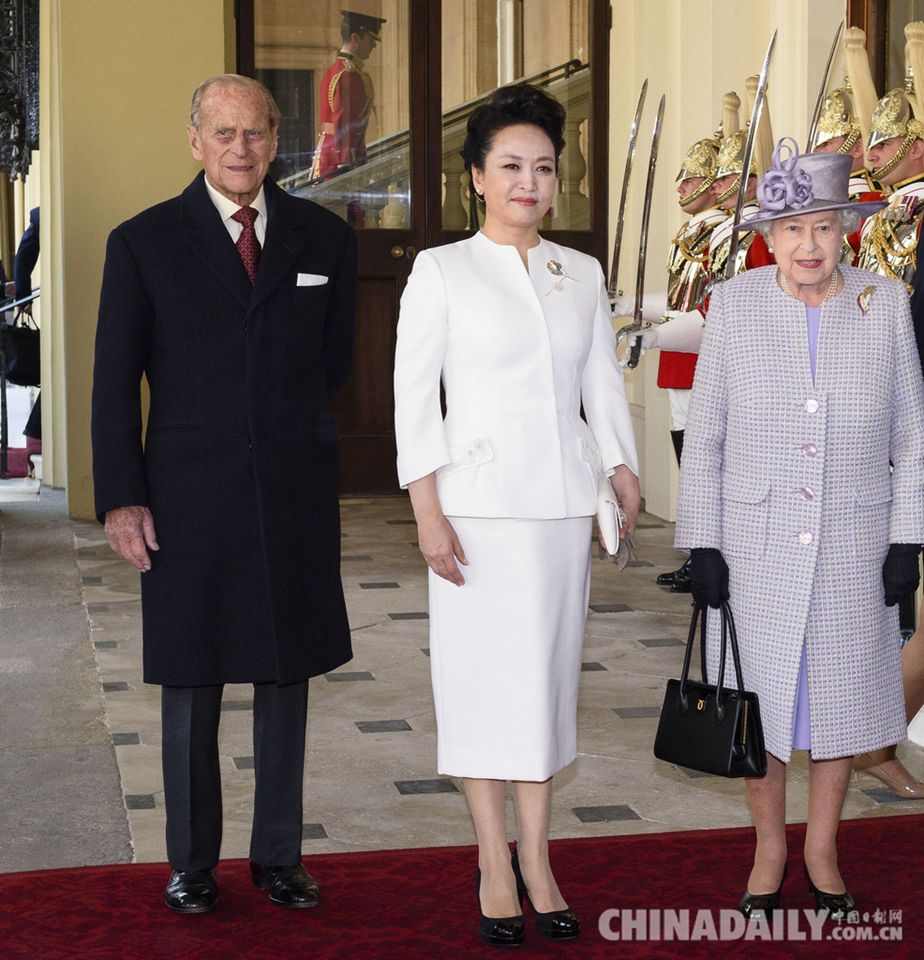 彭麗媛優雅白色套裝參觀皇室藏品