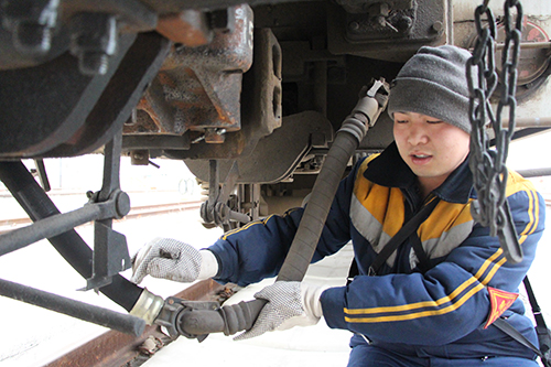 【網絡媒體走轉改】銀川鐵路調車組：保障春運 臟累苦險都不怕