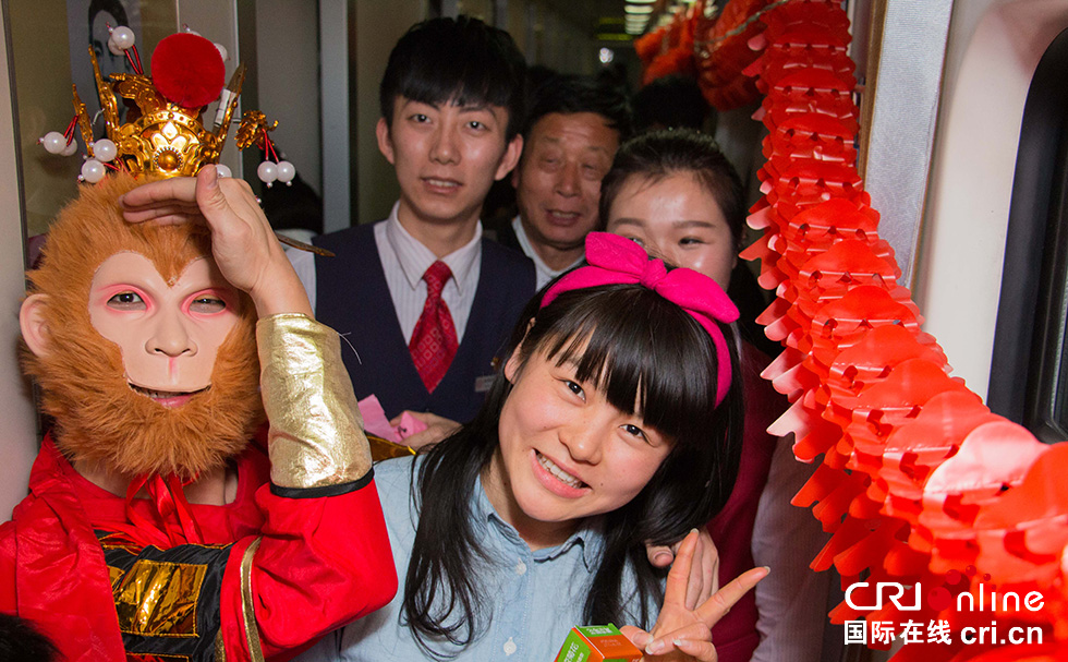 【網(wǎng)絡媒體走轉(zhuǎn)改】列車春晚鬧新春 溫暖回家過大年
