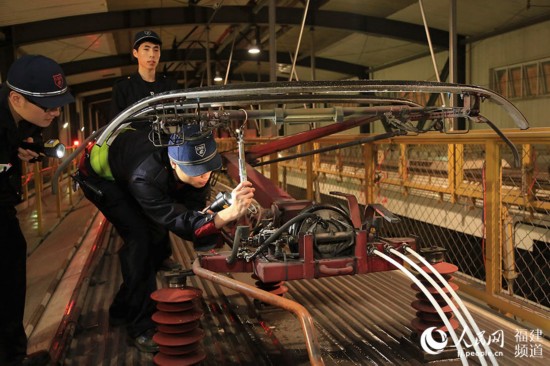 圖說(shuō)動(dòng)車檢修員：白天從黑夜開(kāi)始 精細(xì)到毫米的堅(jiān)守