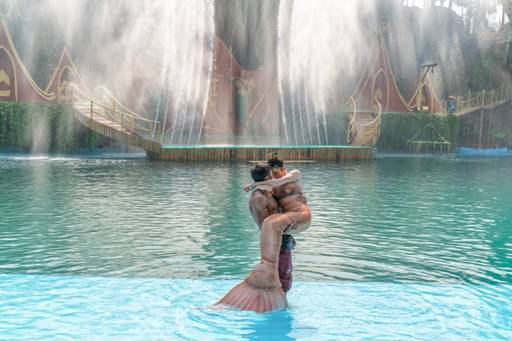 最帥&最萌美人魚秒殺林允？版納萬達三八節(jié)玩嗨了