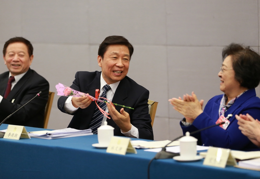 李源潮參加婦聯界別聯組討論 向女委員獻花