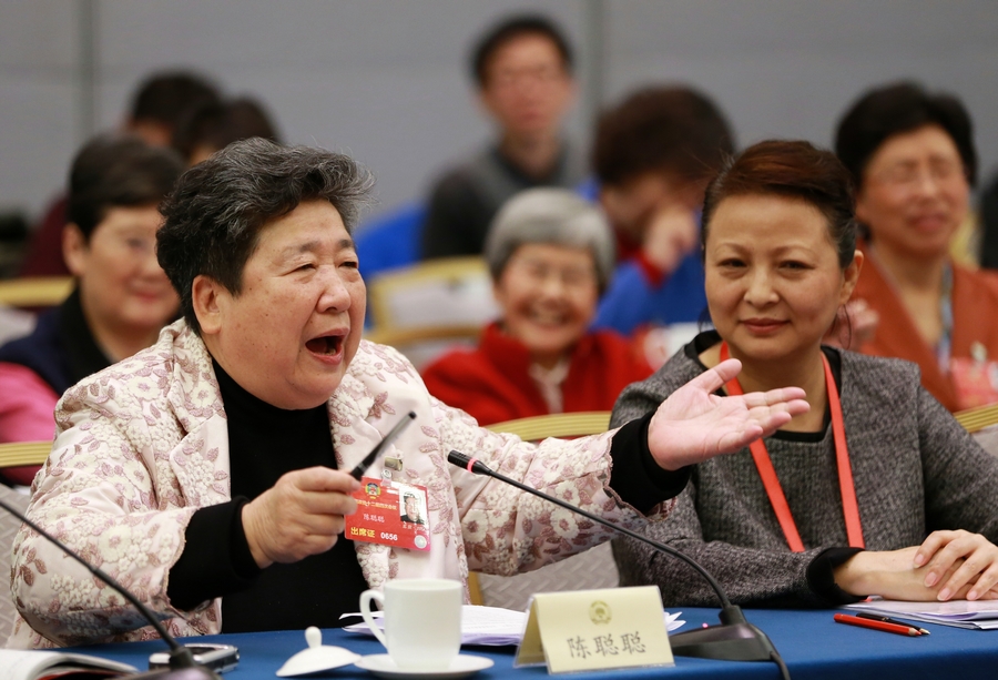 李源潮參加婦聯(lián)界別聯(lián)組討論 向女委員獻花