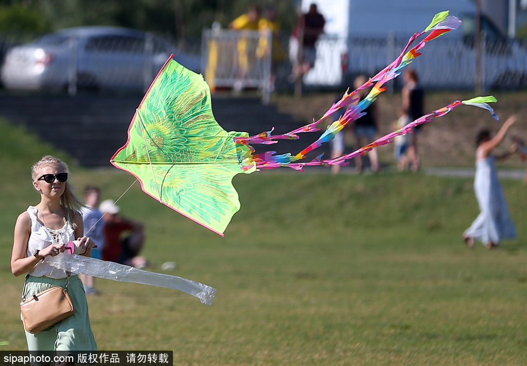 俄羅斯喀山風箏節(jié) 追逐藍天童趣滿滿