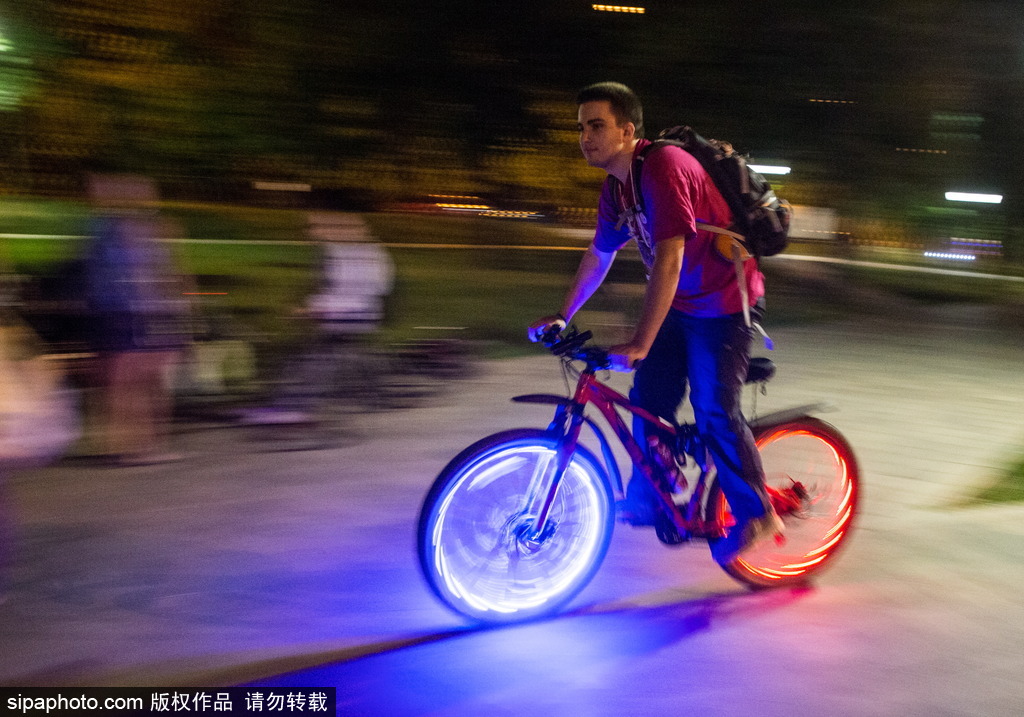 2016莫斯科夜騎活動 夜光酷炫自行車拉風十足