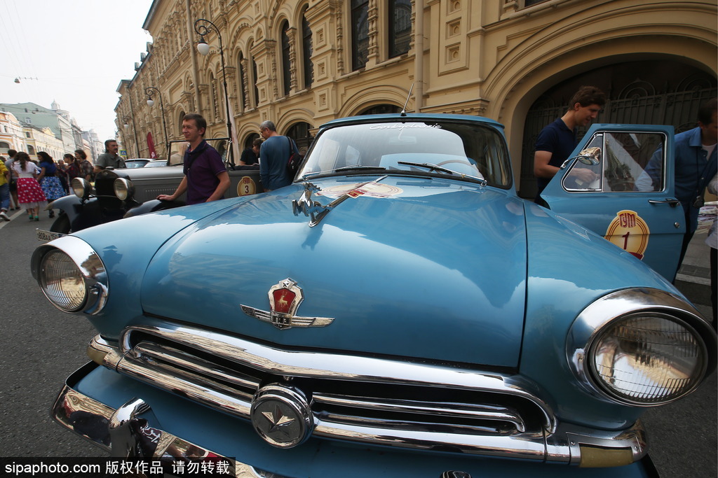 稀有古董車大集結(jié) 莫斯科舉行復(fù)古車游行