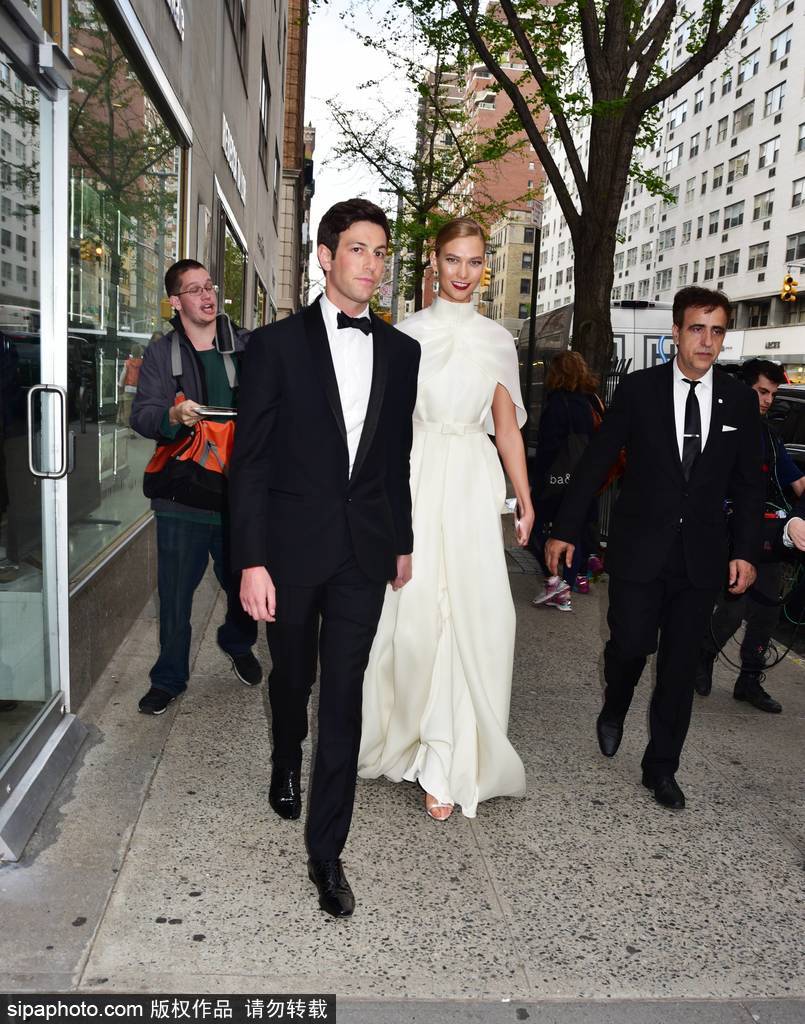 盤(pán)點(diǎn)：七夕虐狗模式開(kāi)啟 歐美明星情侶街拍恩愛(ài)衣品一起秀！