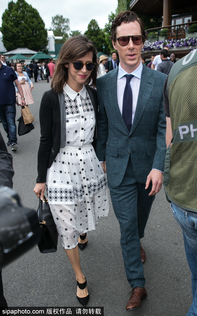 盤(pán)點(diǎn)：七夕虐狗模式開(kāi)啟 歐美明星情侶街拍恩愛(ài)衣品一起秀！