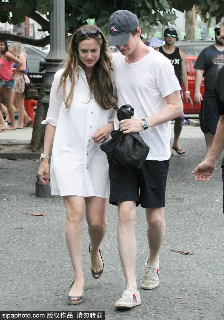 盤點(diǎn)：七夕虐狗模式開啟 歐美明星情侶街拍恩愛衣品一起秀！