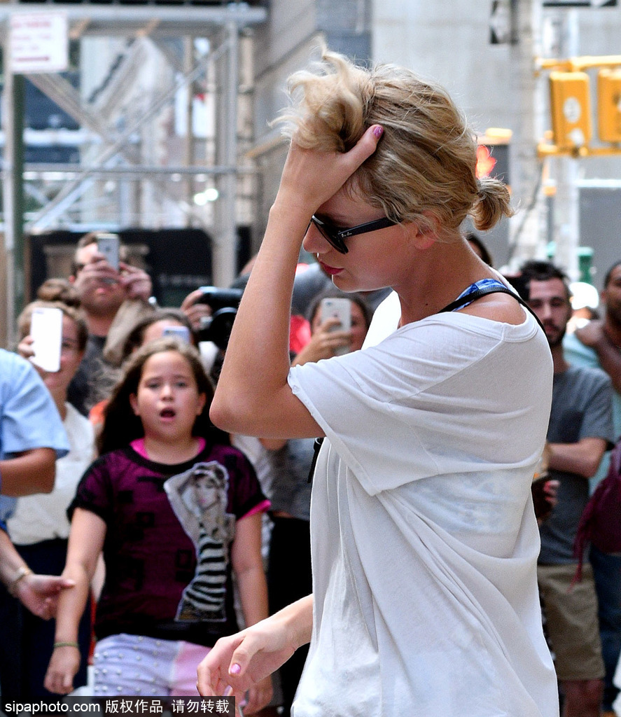 泰勒·斯威夫特運(yùn)動裝現(xiàn)身 印花打底褲白T露香肩休閑有型