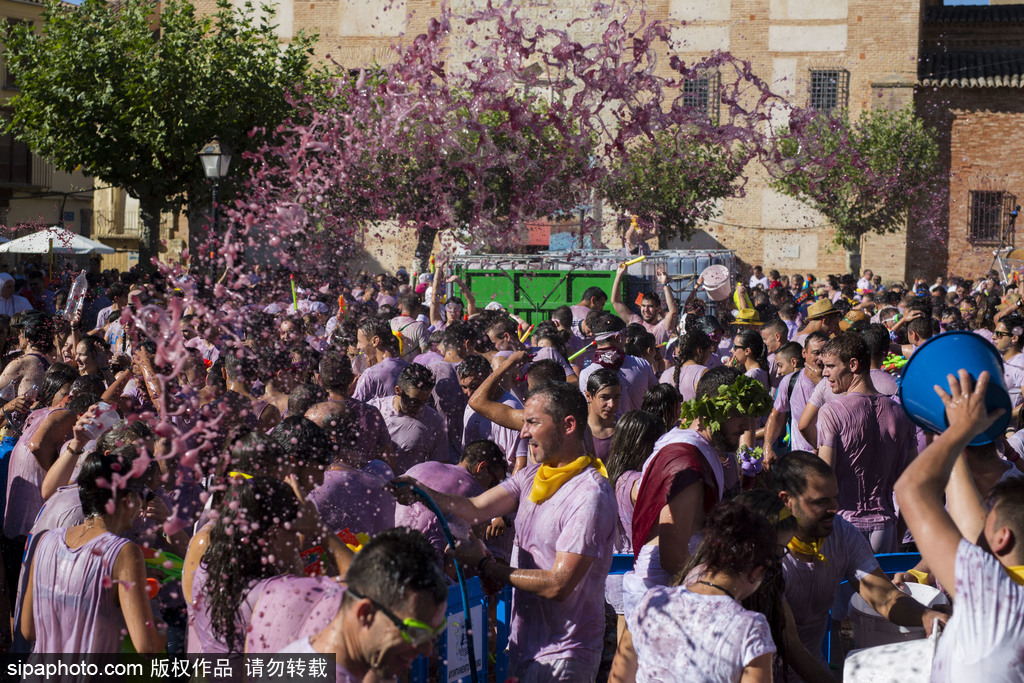 西班牙小鎮舉行“紅酒大戰” 上演紫色狂歡