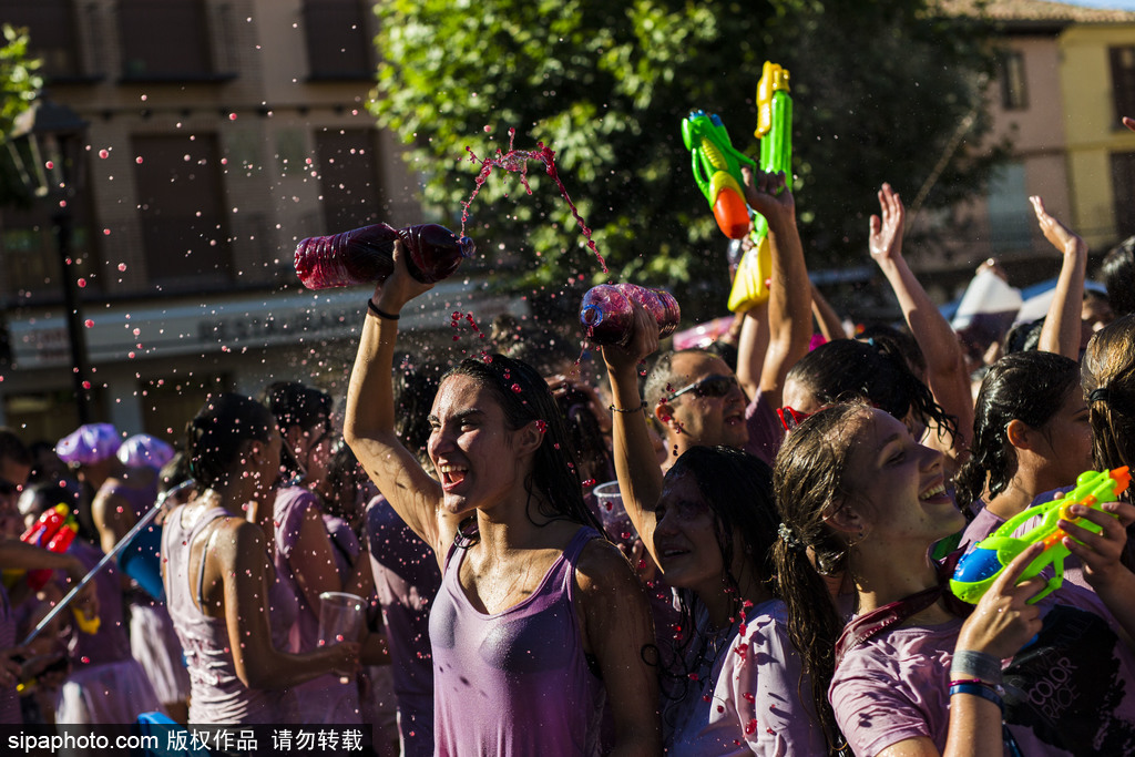 西班牙小鎮(zhèn)舉行“紅酒大戰(zhàn)” 上演紫色狂歡