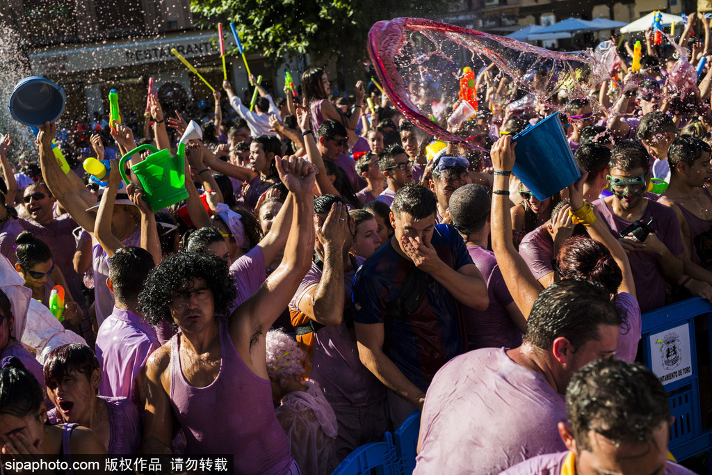 西班牙小鎮舉行“紅酒大戰” 上演紫色狂歡