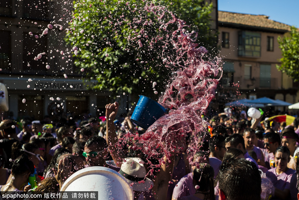西班牙小鎮舉行“紅酒大戰” 上演紫色狂歡